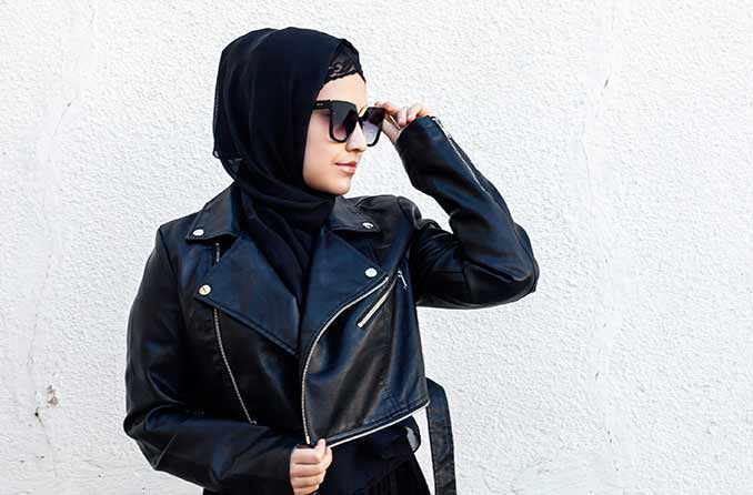wanita trendi mengenakan kacamata hitam