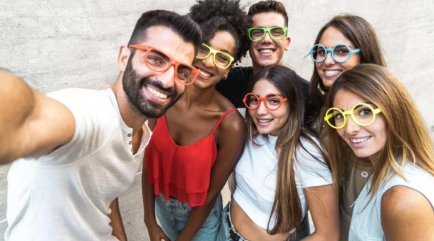 gruppo di giovani con gli occhiali gruppo di giovani con gli occhiali