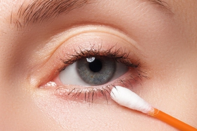 cleaning eye cleaning eye
