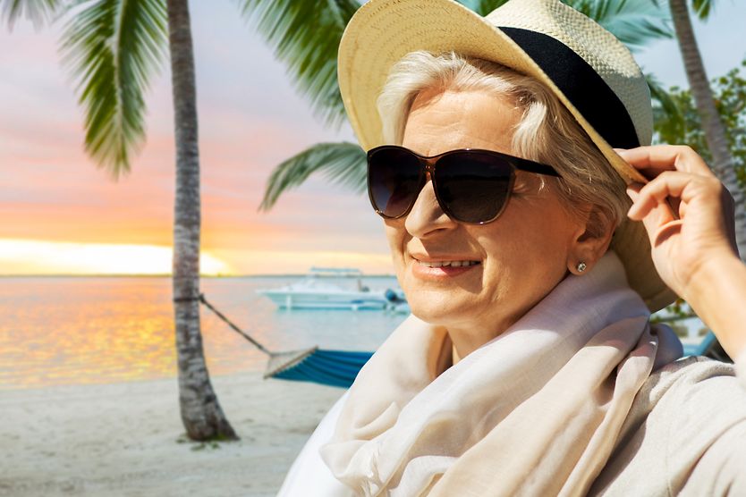 Best glasses and sunglasses for cataracts woman with cataracts wearing sunglasses for cataracts