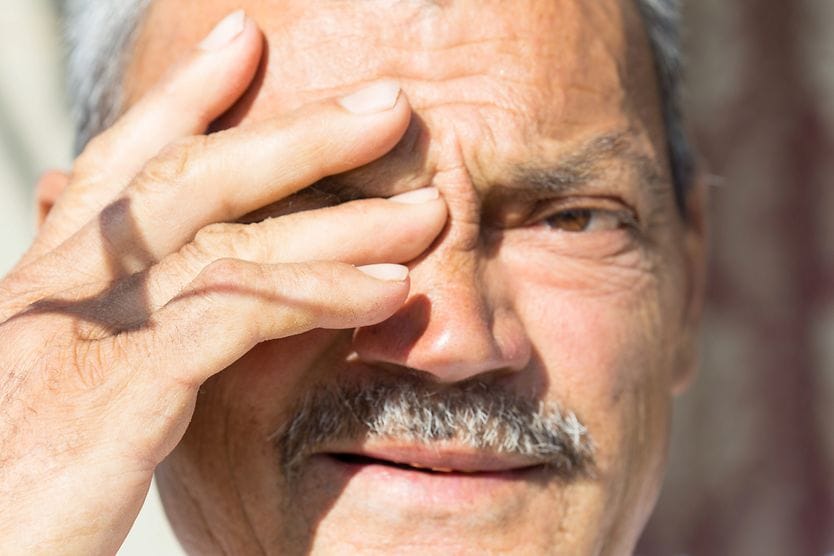 Cataract symptoms man sensitive to the bright light, which is a symptom of having cataracts