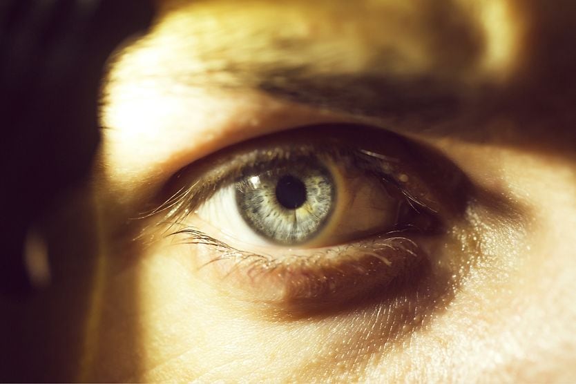 Flashlight in eyes: Can artificial light cause blindness? flashlight shining in an eye