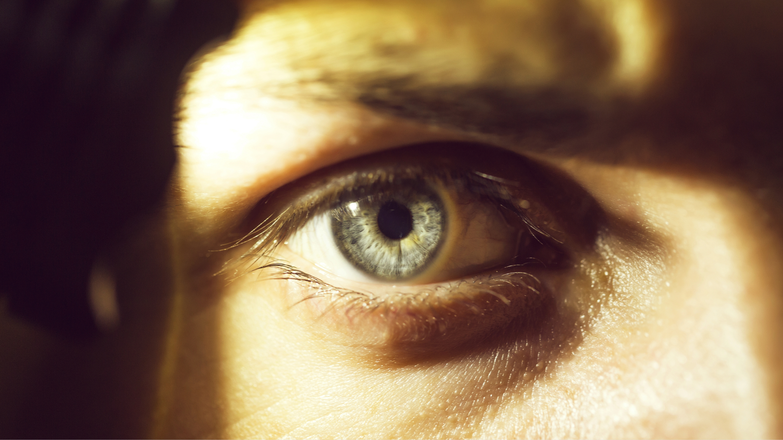 Flashlight in eyes: Can artificial light cause blindness?