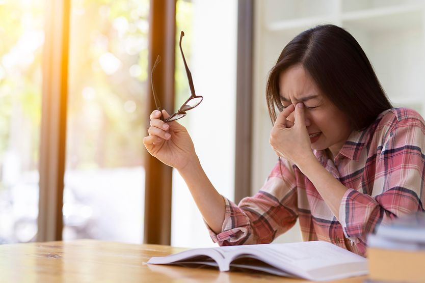 Can glaucoma cause headaches? woman with headache