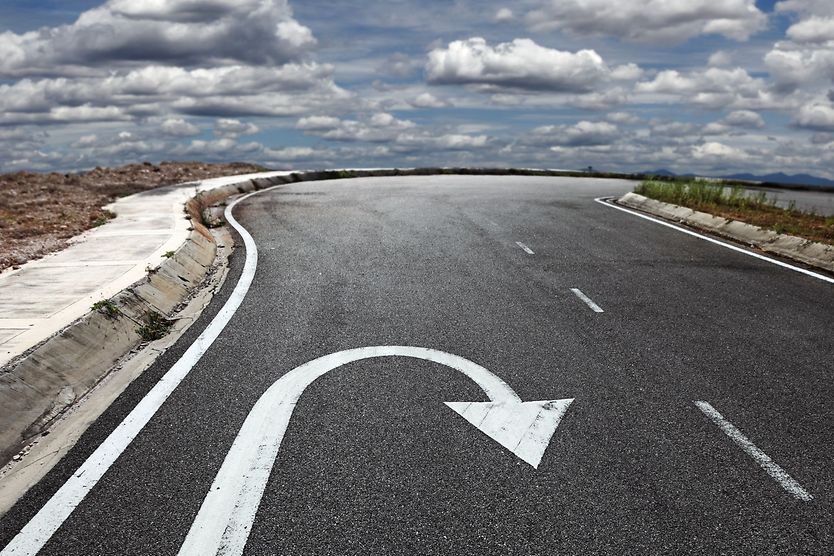 A road with a reverse arrow on it to demonstrate an analogy for whether myopia can be reversed.