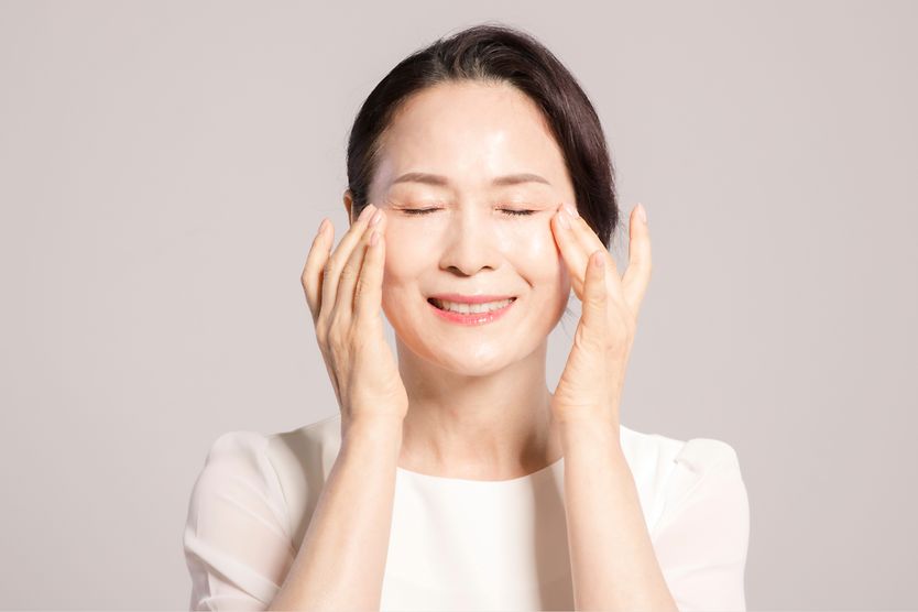 Do eye exercises work for droopy eyelids? woman doing eyelid exercises to help with her drooping eyelids