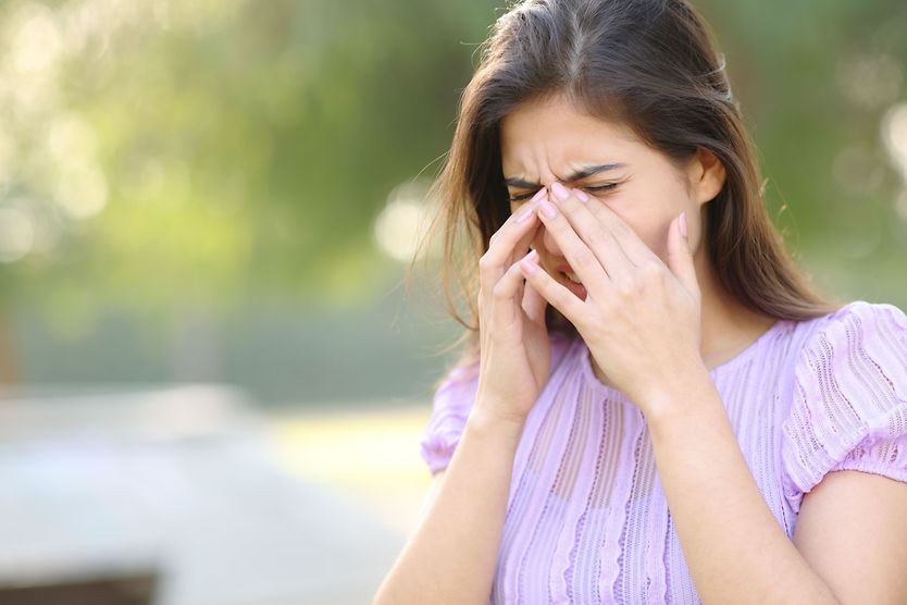 Itchy eyes: Causes and cures Eyeball illustration with pollen floating around