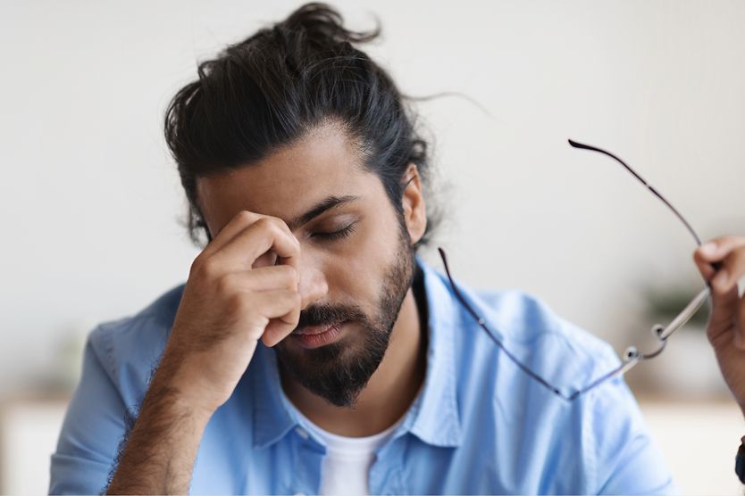 Pressure behind the eye: Causes and when to call a doctor man feeling pressure behind his eyes