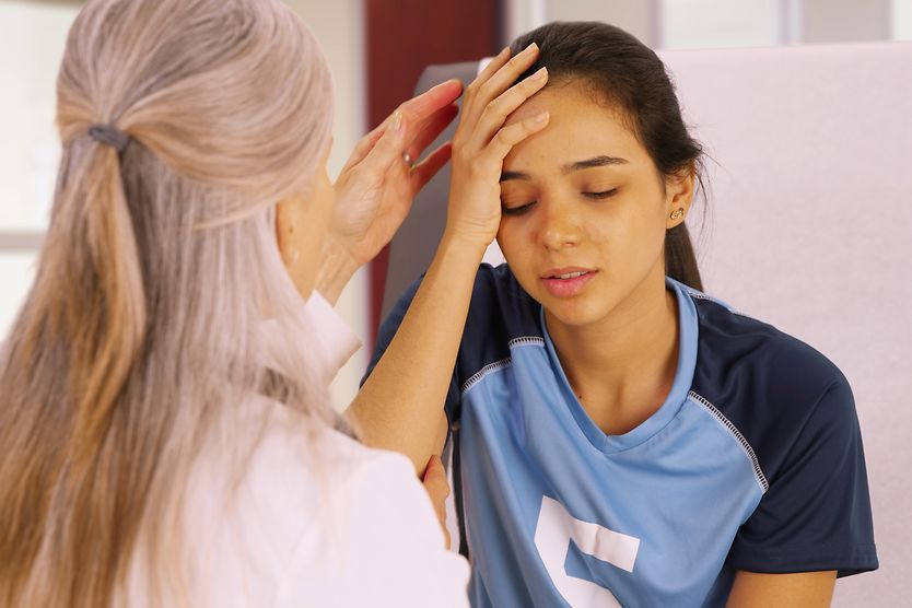 What causes double vision (diplopia) that comes and goes? teenage girl with a head injury and intermittent diplopia (double vision)