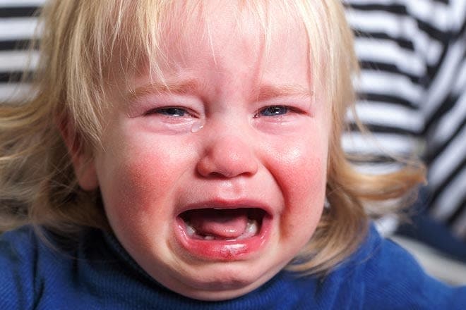 What causes swollen eyelids?
