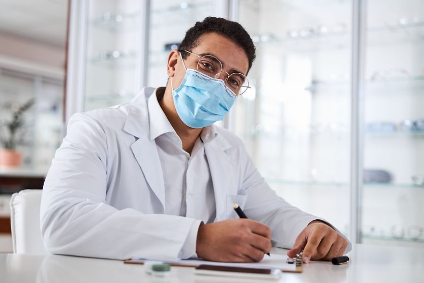 Optometrist vs. ophthalmologist: How to choose an eye doctor smiling eye doctor