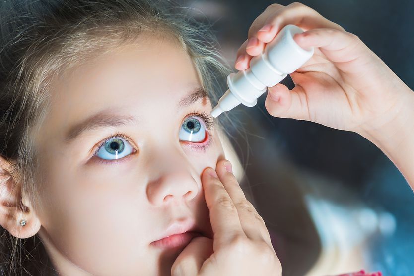 Allergy eye drops: Which ones will bring you relief? A girl uses eye drops for allergy relief
