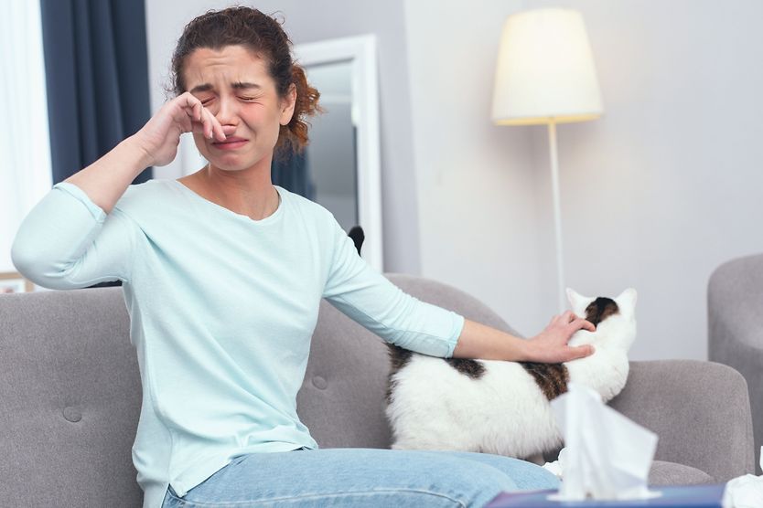 Cats and eye allergies: Symptoms, causes and how to help woman with cat eye allergies