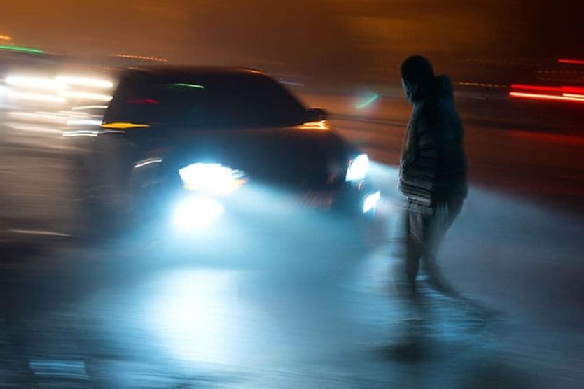 Improve your driving at night: With tips on glasses and lenses depiction of blurry dangerous driving at night