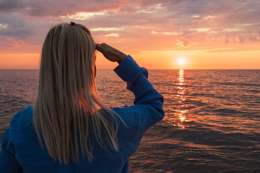 Is sun gazing safe for the eyes? woman looking at the sun