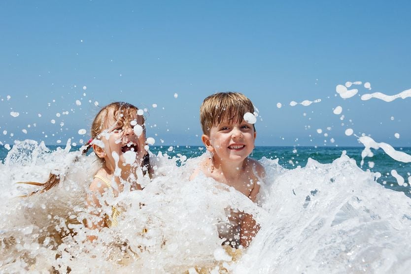Can you stop salt water from burning your eyes? kids splashing in the ocean