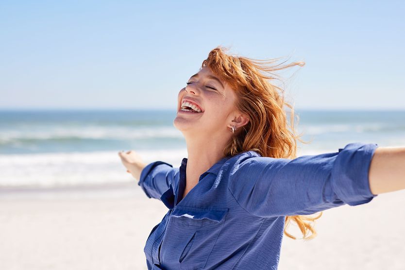 How can the sun damage your eyes? sunlight shining on woman's eye