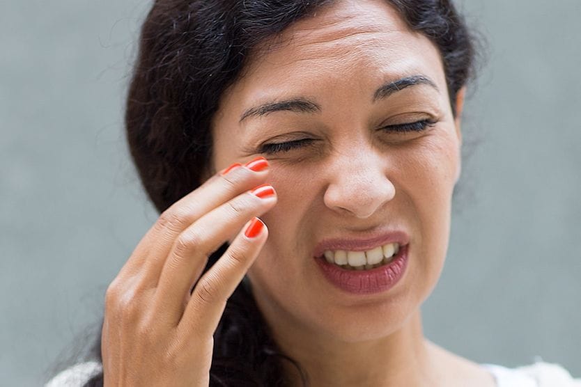 How to handle contact lens discomfort woman experiencing contact lens discomfort