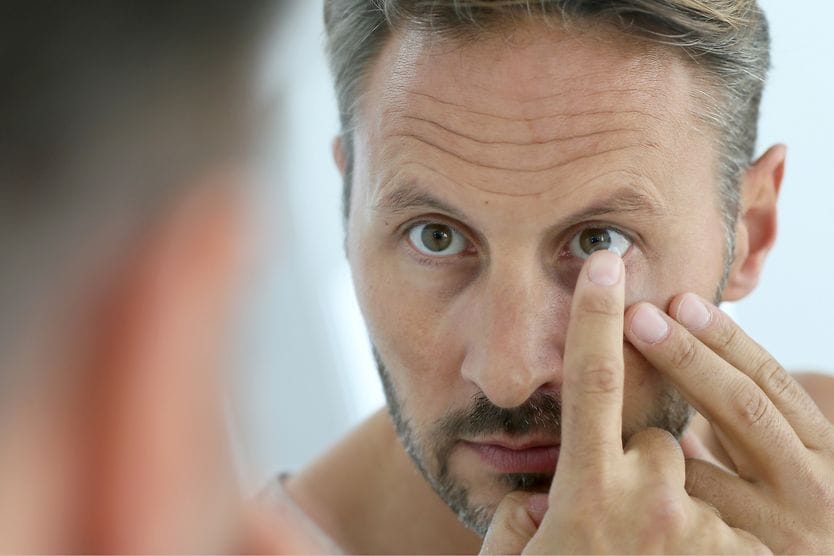 6 remedies for contact lens discomfort man using contacts