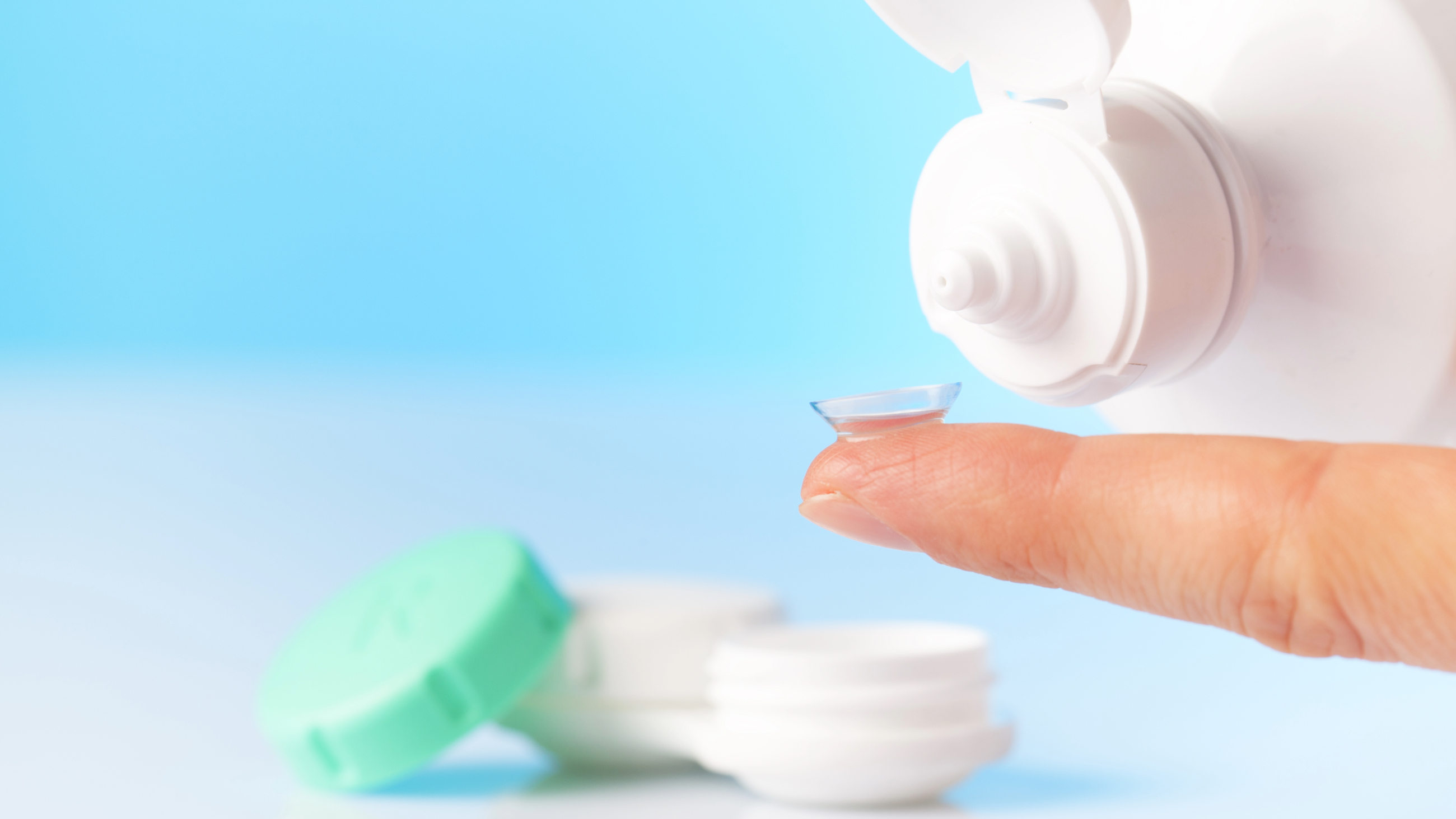 cleaning a contact lens