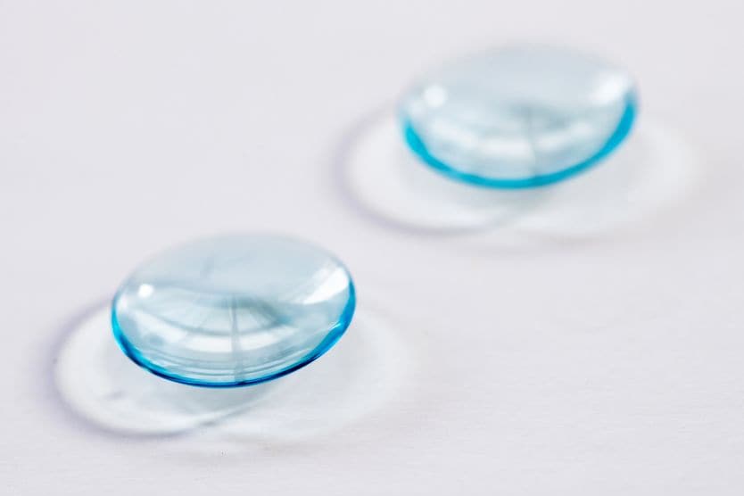 Contact lenses: A guide for first-time users Girl putting in contacts