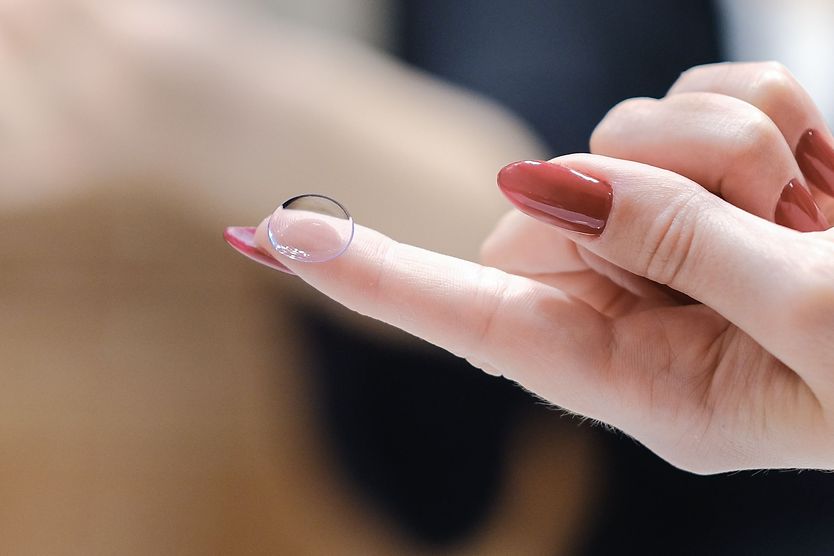 How to remove contact lenses with long or fake acrylic nails hands with long nails holding contact lens case