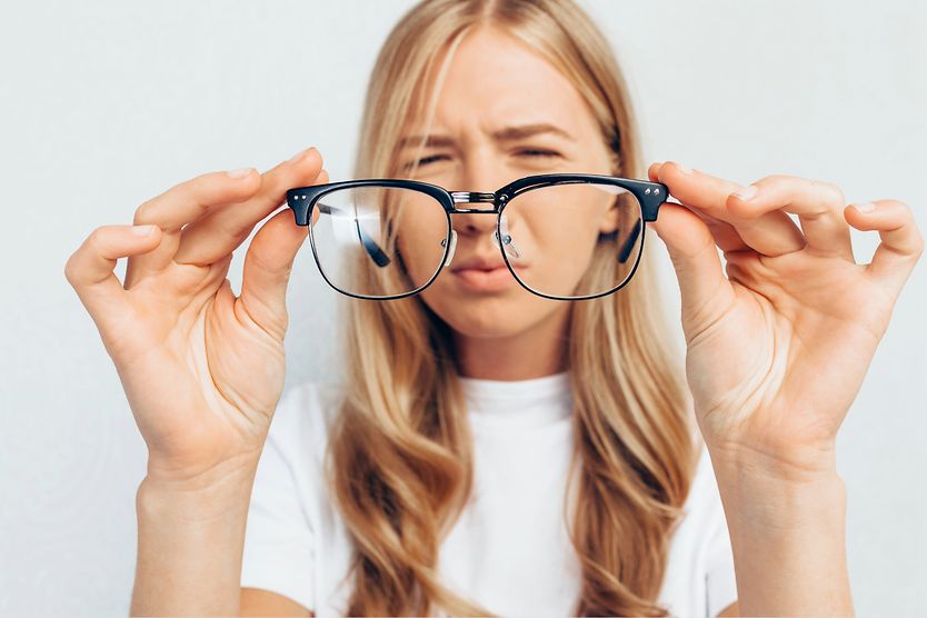Does vision get worse if you don’t wear your glasses? teen girl squinting to see without her glasses