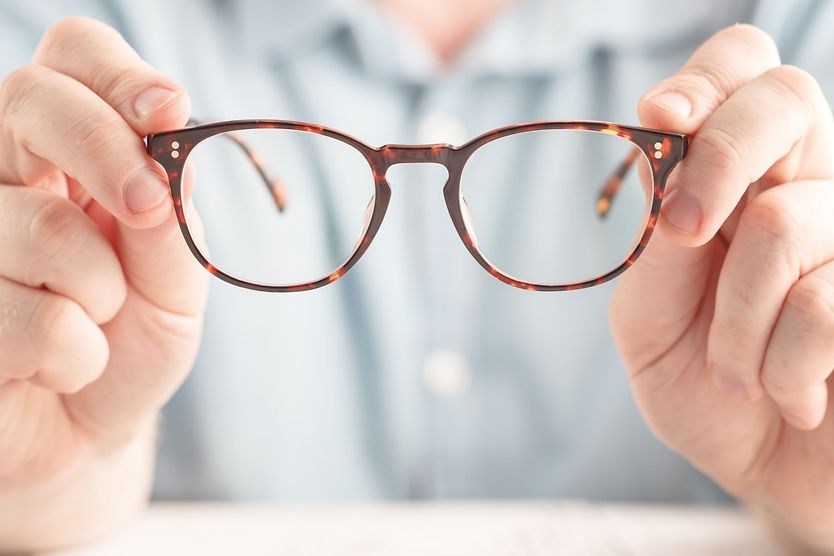 Astigmatism glasses: a guide to understanding the need for and types of putting eyeglasses on