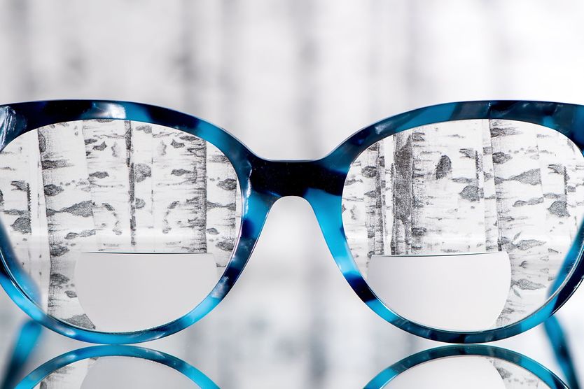 Bifocals and trifocals: Solutions for “short arms” illustration of bifocal and trifocal lenses