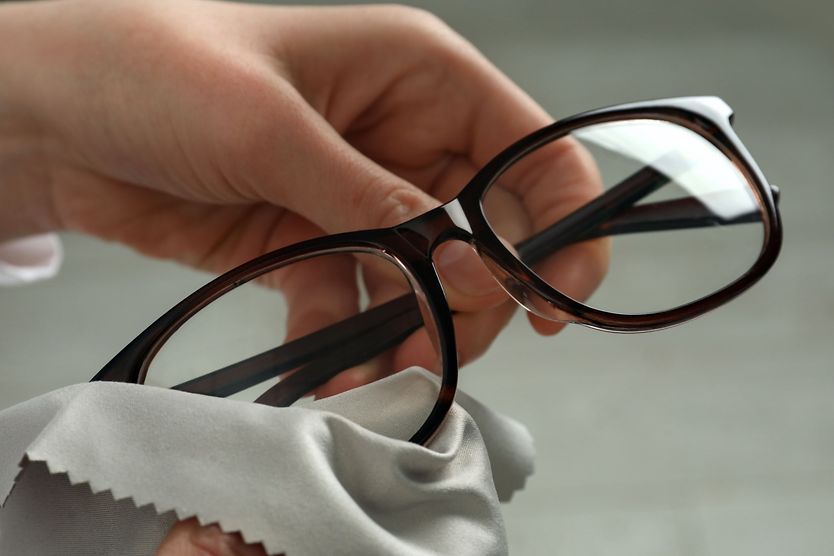 Illustration of how to clean eyeglasses