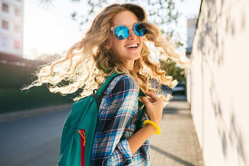Sunglasses for oval faces Woman wearing blue lens sunglasses