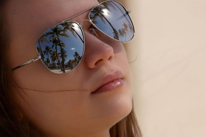 Aviator sunglasses: How do you wear them? woman wearing aviator sunglasses