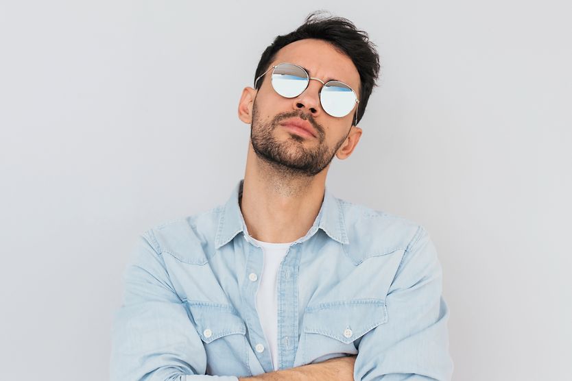 Do photochromic lenses filter blue light? man wearing mirrored sunglasses