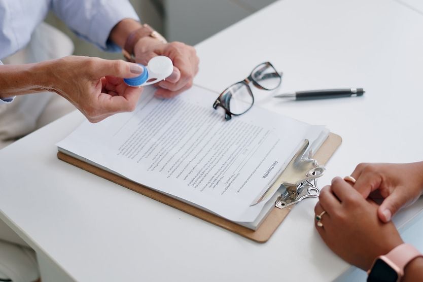 Can I buy eyeglasses or contacts online with vision insurance? illustration of what vision insurance covers