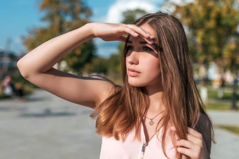 Ragazza che strizza gli occhi per la sensibilità alla luce Ragazza che strizza gli occhi per la sensibilità alla luce