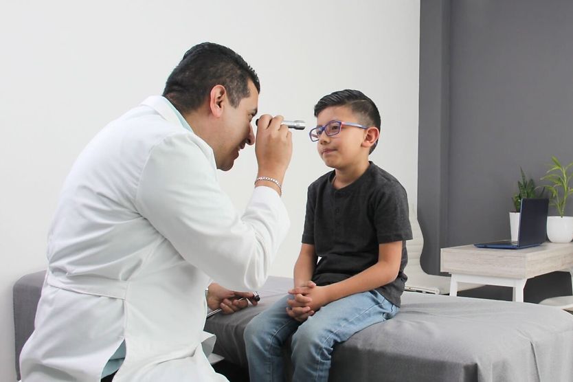 ragazzo che si sottopone a visita oculistica per verificare la presenza di cataratta pediatrica ragazzo che si sottopone a visita oculistica per verificare la presenza di cataratta pediatrica