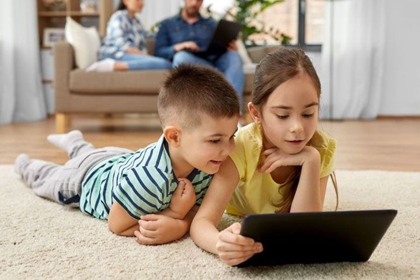 Bambini che usano un tablet Bambini che usano un tablet