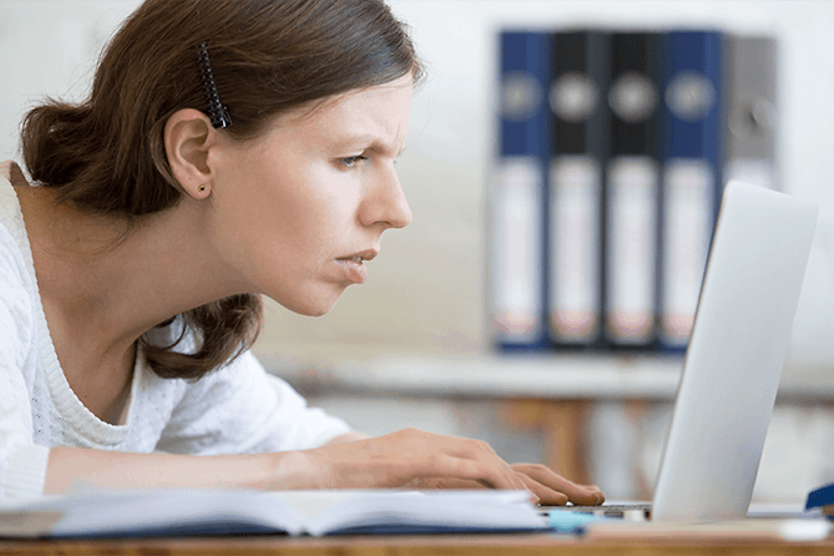 donna con affaticamento degli occhi e postura scorretta al computer donna con affaticamento degli occhi e postura scorretta al computer