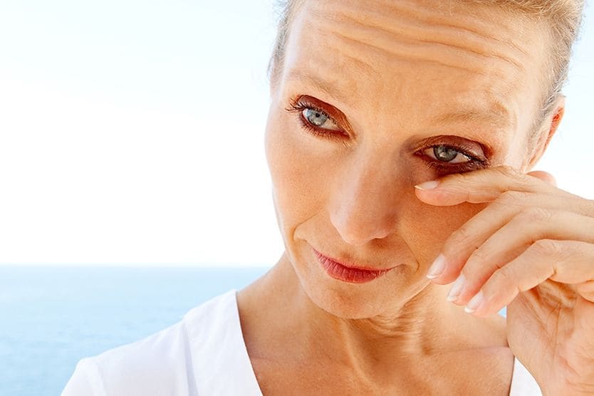 donna di mezza età che soffre di secchezza oculare