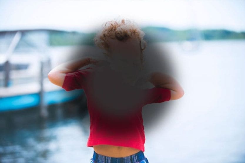 visione del bambino distorta dagli effetti della condizione di degenerazione maculare legata all'età visione del bambino distorta dagli effetti della condizione di degenerazione maculare legata all'età