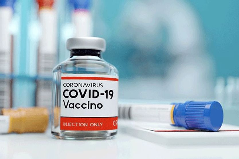 Flacone di vaccino contro il COVID-19 su un tavolo medico, a rappresentare la ricerca sui potenziali effetti collaterali a carico della vista