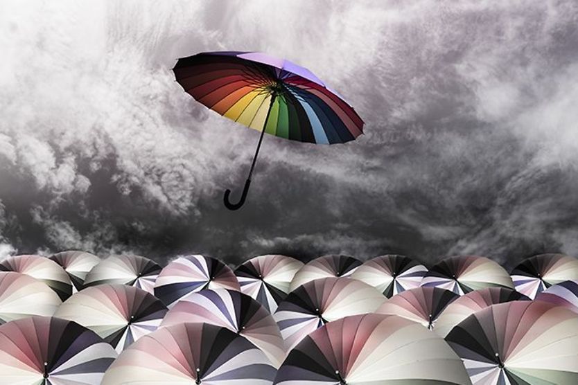 ombrello arcobaleno vola fuori dalla massa di ombrelli visti da una persona daltonica ombrello arcobaleno vola fuori dalla massa di ombrelli visti da una persona daltonica