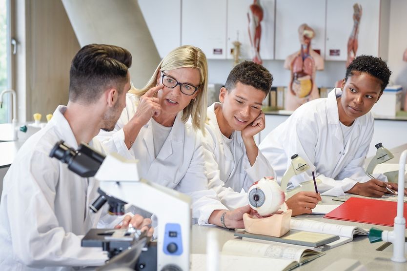 Studenti di medicina che ascoltano l'insegnante di scienze, studenti di optometria in classe che imparano a conoscere i sensi umani. Studenti di medicina che ascoltano l'insegnante di scienze, studenti di optometria in classe che imparano a conoscere i sensi umani.