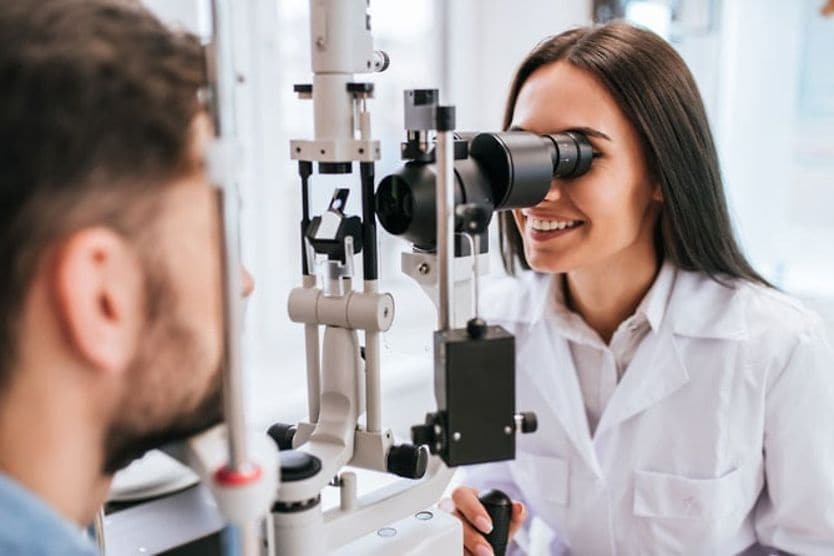 Un uomo riceve un esame della vista Un uomo riceve un esame della vista