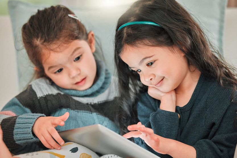Bambino che usa la tavoletta del computer Bambino che usa la tavoletta del computer