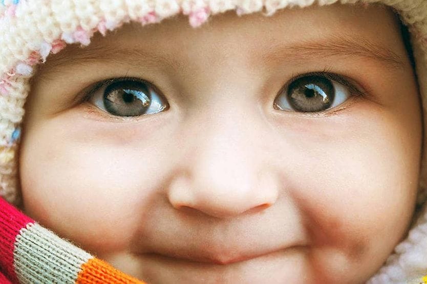 Bambino con sciarpa e cappello