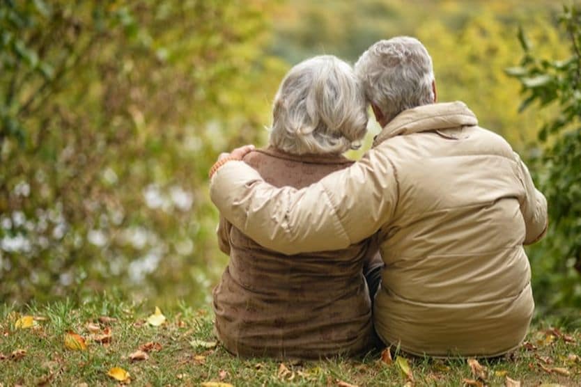 Gli adulti più anziani sperimentano cambiamenti nella visione Gli adulti più anziani sperimentano cambiamenti nella visione