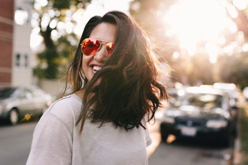 Donna che indossa occhiali da sole con protezione spf