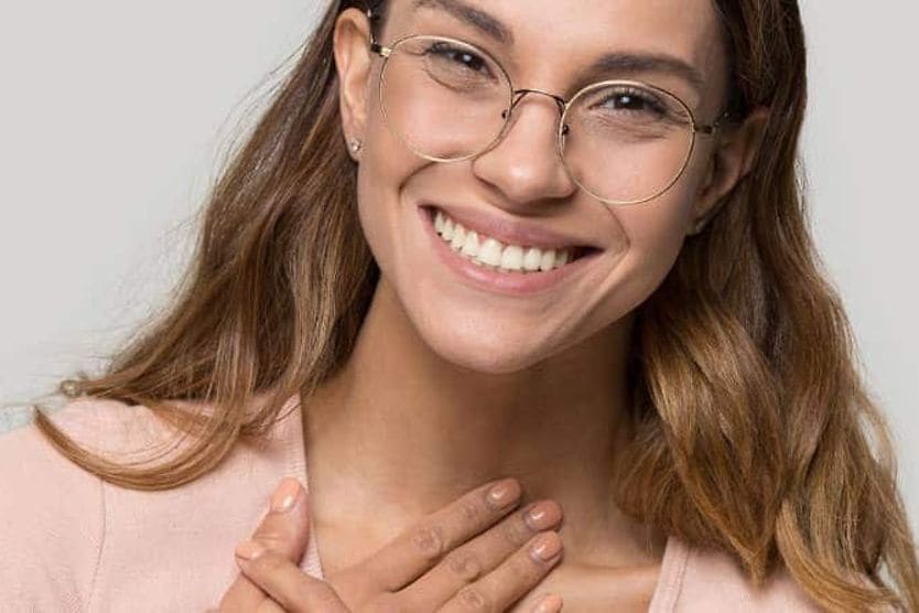 Donna sorridente con gli occhiali