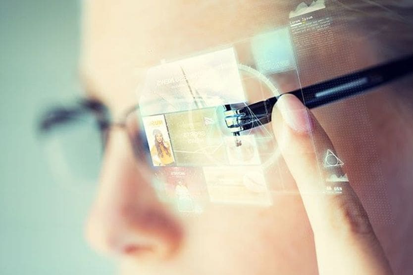 Primo piano sulla tecnologia degli occhiali intelligenti